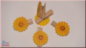 Set 5 carlige din lemn cu flori galbene 3,5 cm
