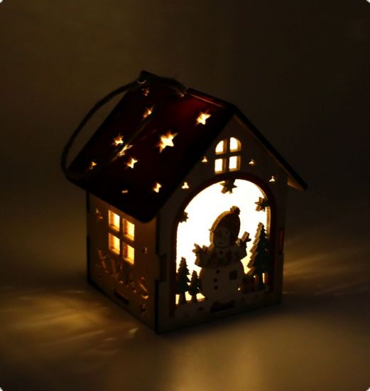 Ornament casuta colorata, din lemn, cu lumina - Om de zapada cu caciula si Xmas