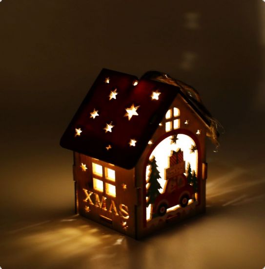Ornament casuta colorata, din lemn, cu lumina - Ren cu masina