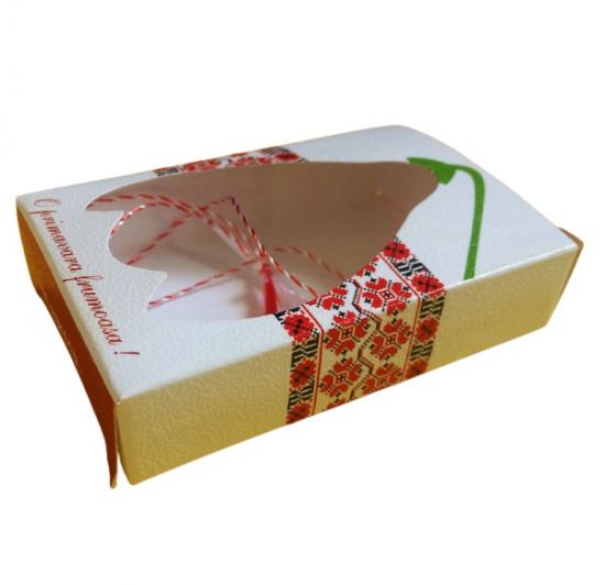 Cutie din carton dreptunghiulara, cu fereastra ghiocel, cu snur de martisor si motiv imprimat