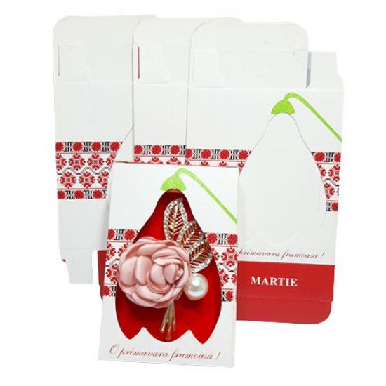 Cutie din carton dreptunghiulara, cu fereastra ghiocel, cu snur de martisor si motiv imprimat