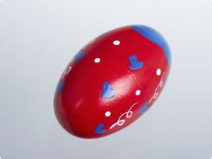 Instrument muzical maracas ou mic rosu cu inimi albastre