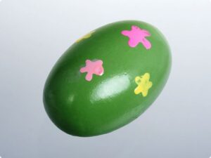 Instrument muzical maracas ou mijlociu verde cu flori roz si galbene