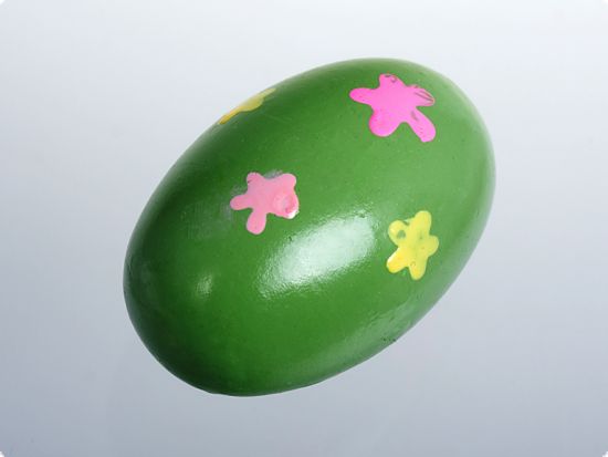 Instrument muzical maracas ou mijlociu verde cu flori roz si galbene