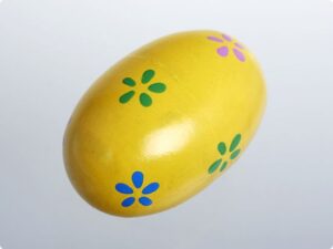 Instrument muzical maracas ou mijlociu galben cu flori colorate