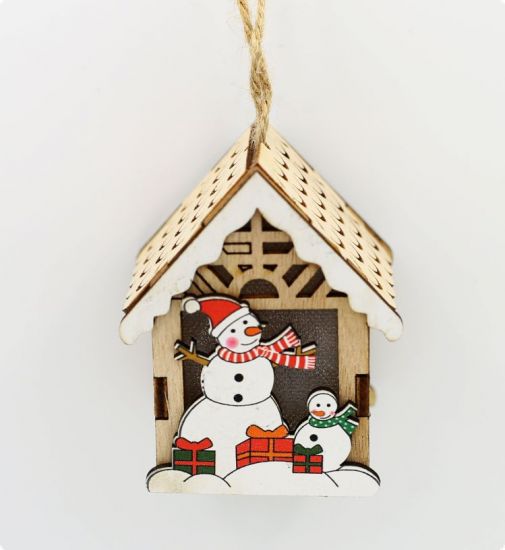 Ornament casuta colorata, din lemn, cu lumina - Oameni de zapada