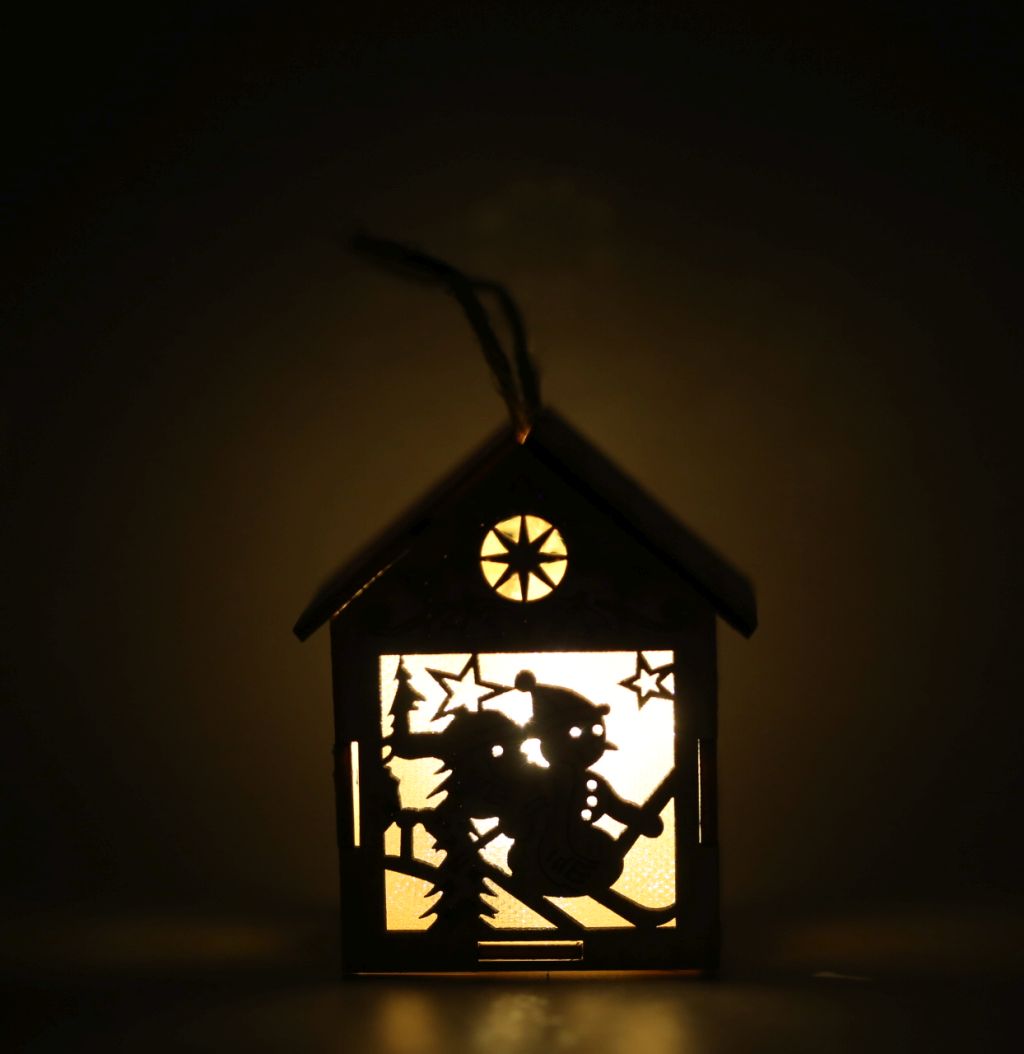Ornament casuta din lemn natur, cu lumina - Om de zapada pe schiuri