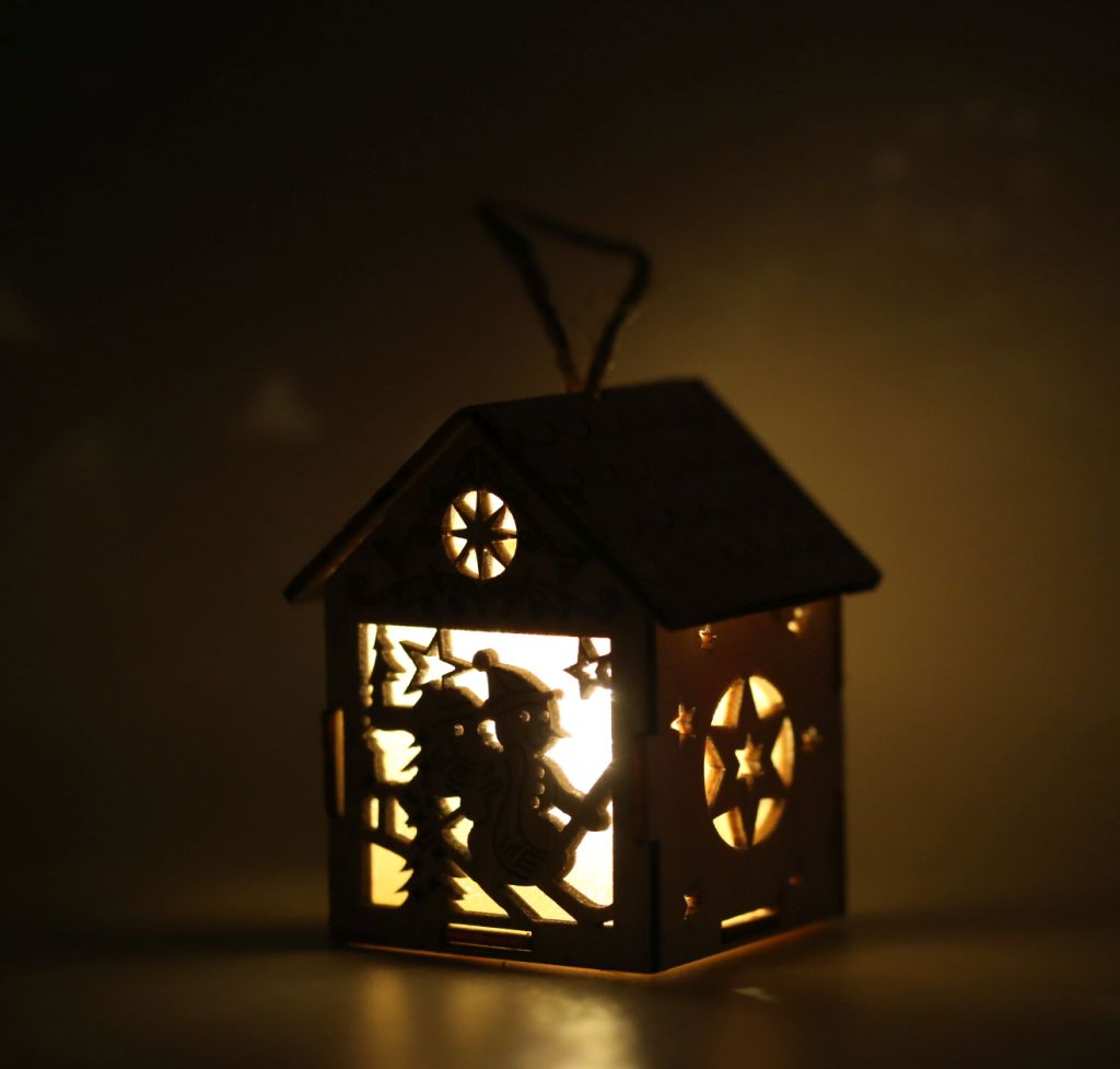 Ornament casuta din lemn natur, cu lumina - Om de zapada pe schiuri