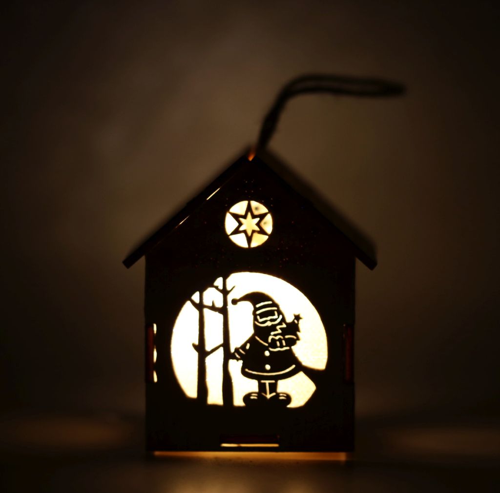 Ornament casuta din lemn natur, cu lumina - Mos Craciun cu brad in mana