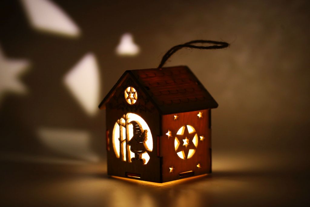 Ornament casuta din lemn natur, cu lumina - Mos Craciun cu brad in mana