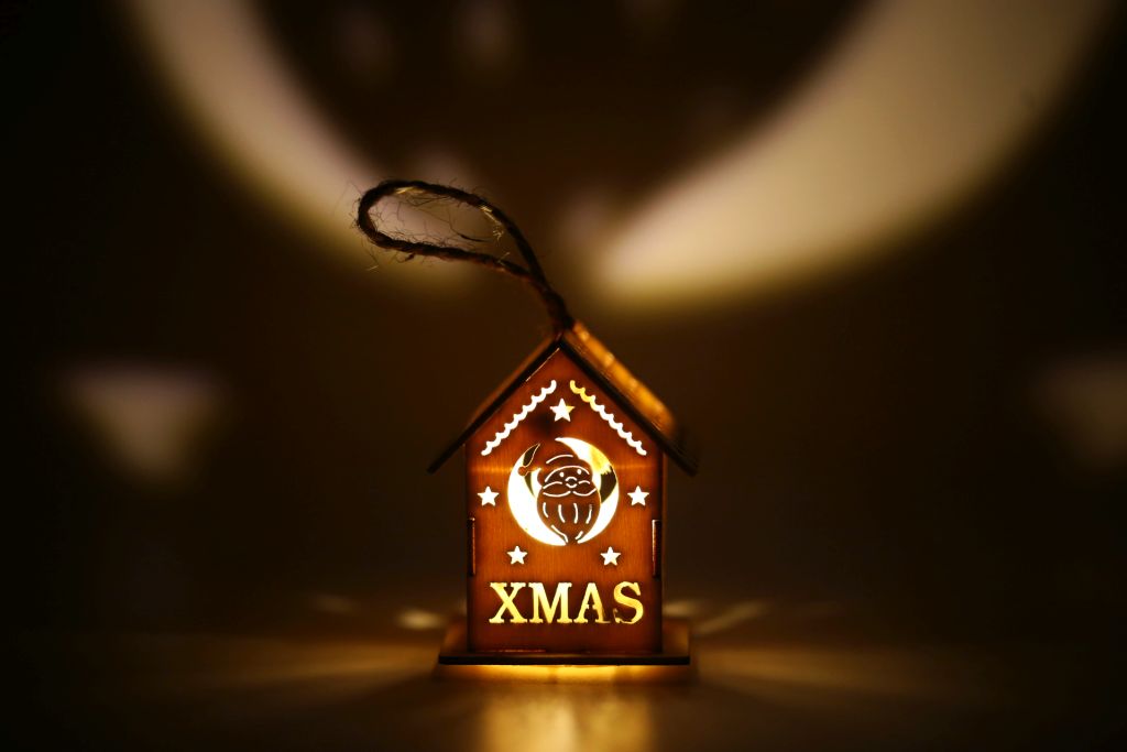 Ornament casuta din lemn natur, cu lumina - Xmas - Mos Craciun