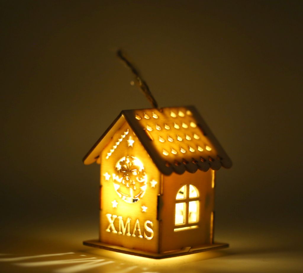 Ornament casuta din lemn natur, cu lumina - Xmas - Clopotei