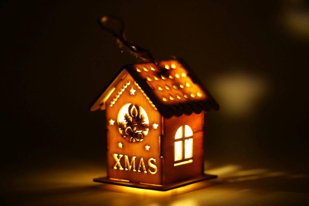 Ornament casuta din lemn natur, cu lumina - Xmas - Aranjament lumanare