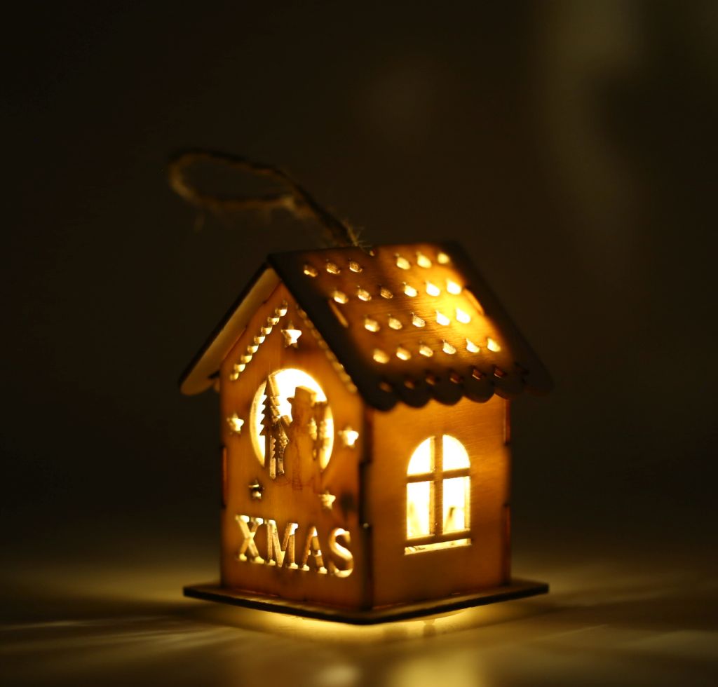 Ornament casuta din lemn natur, cu lumina - Xmas - Om de zapada