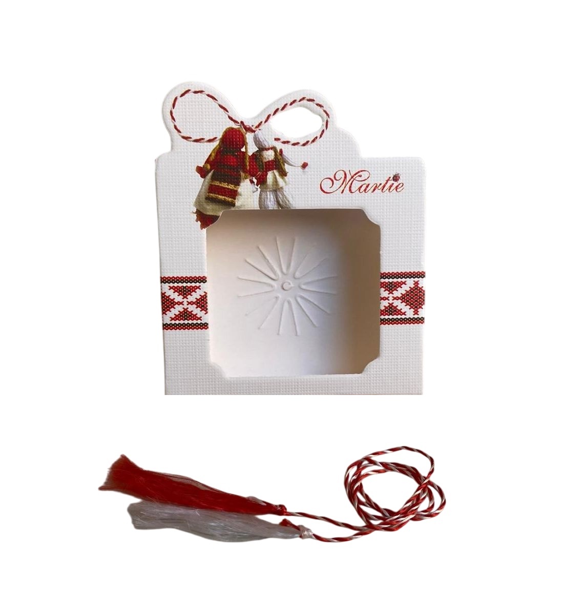 Cutie din carton cu snur de martisor, motiv etno si pereche in costum popular, cu spate rosu