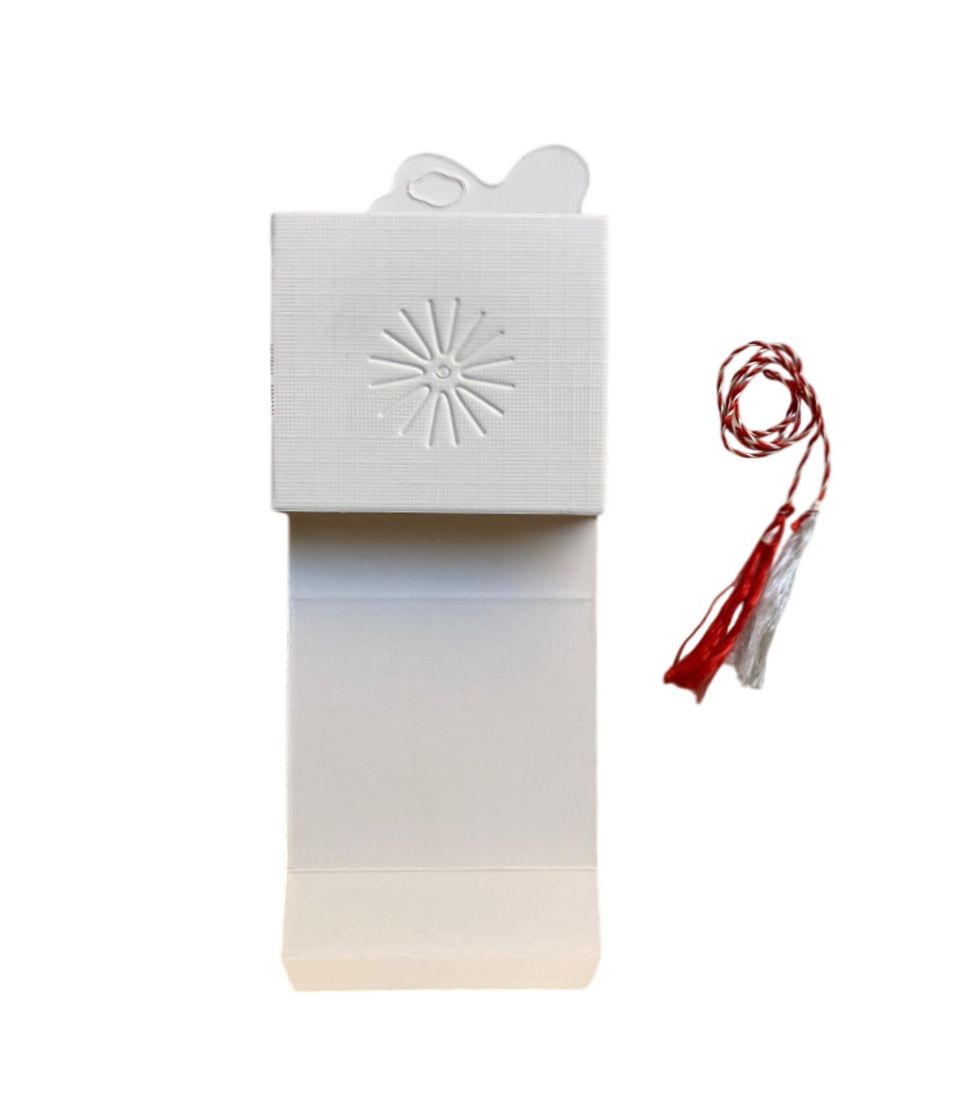 Cutie din carton cu snur de martisor, motiv etno si pereche in costum popular, cu spate rosu - imagine 3