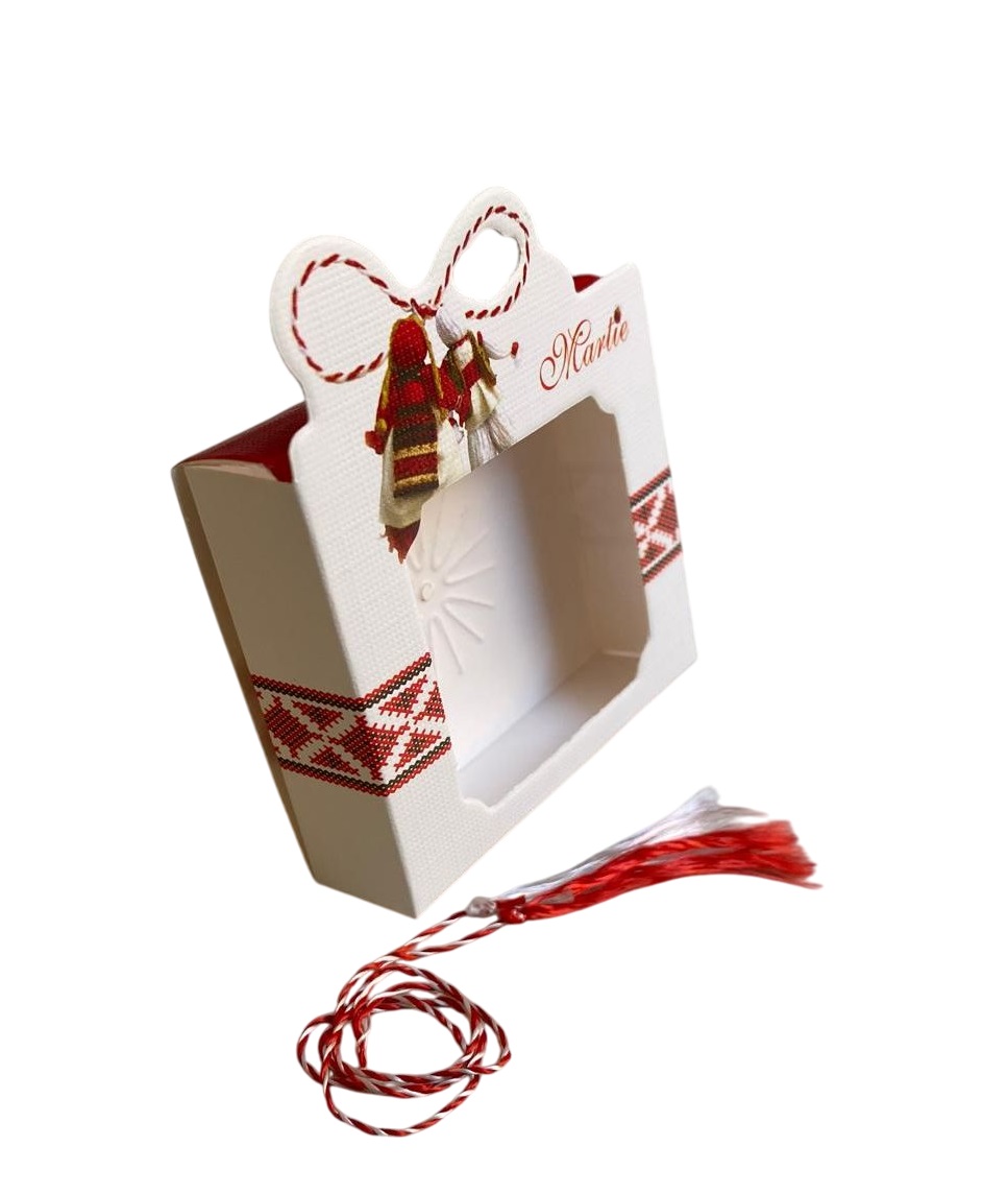 Cutie din carton cu snur de martisor, motiv etno si pereche in costum popular, cu spate rosu - imagine 4