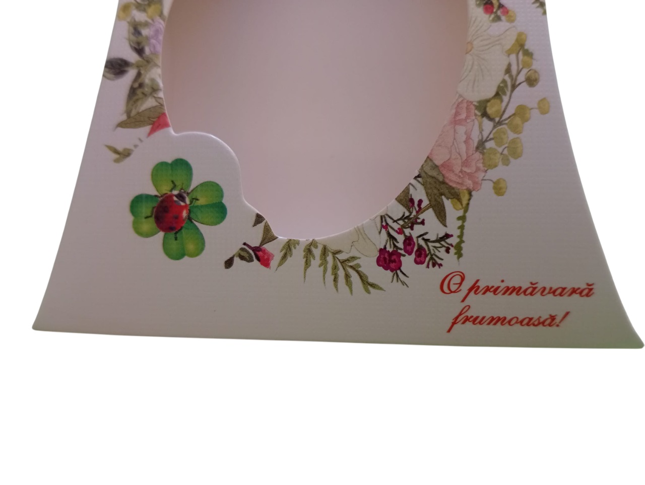 Cutie din carton cu motiv imprimat cu flori, cu fereastra ovala si snur de martisor - imagine 3