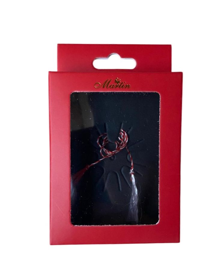 Cutie din carton rosu, cu fereastra cu folie din plastic, cu passepartout din carton negru si snur de martisor, Martin