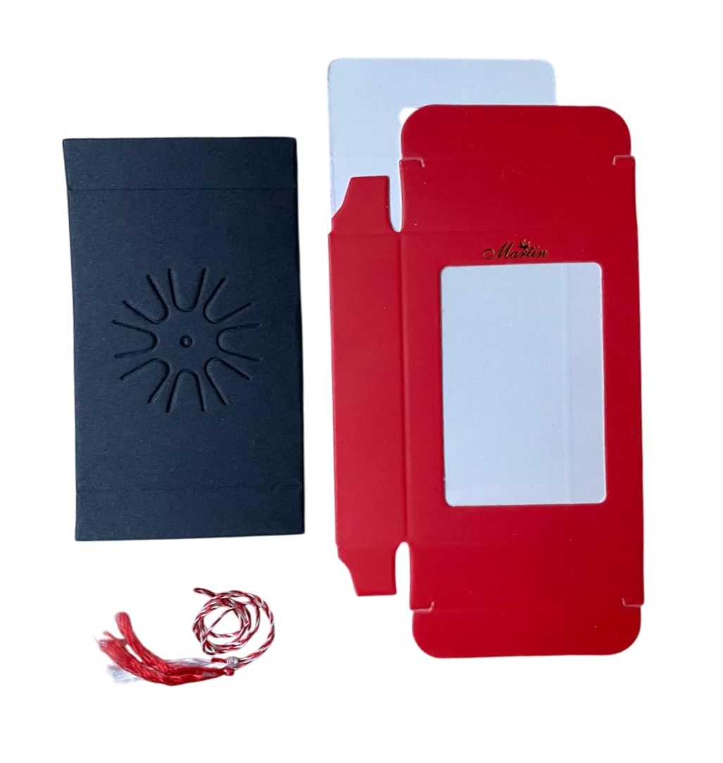 Cutie din carton rosu, cu fereastra cu folie din plastic, cu passepartout din carton negru si snur de martisor, Martin - imagine 7