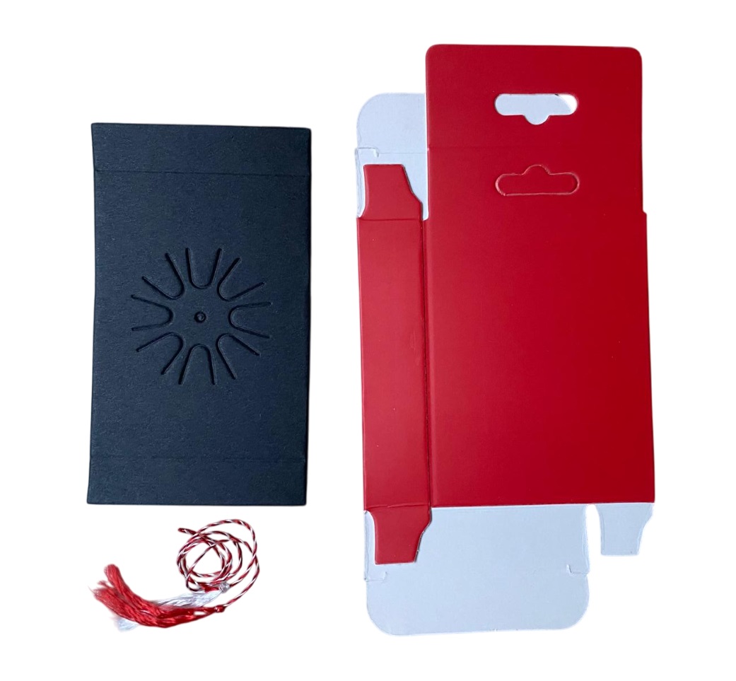 Cutie din carton rosu, cu fereastra cu folie din plastic, cu passepartout din carton negru si snur de martisor, Martin - imagine 6