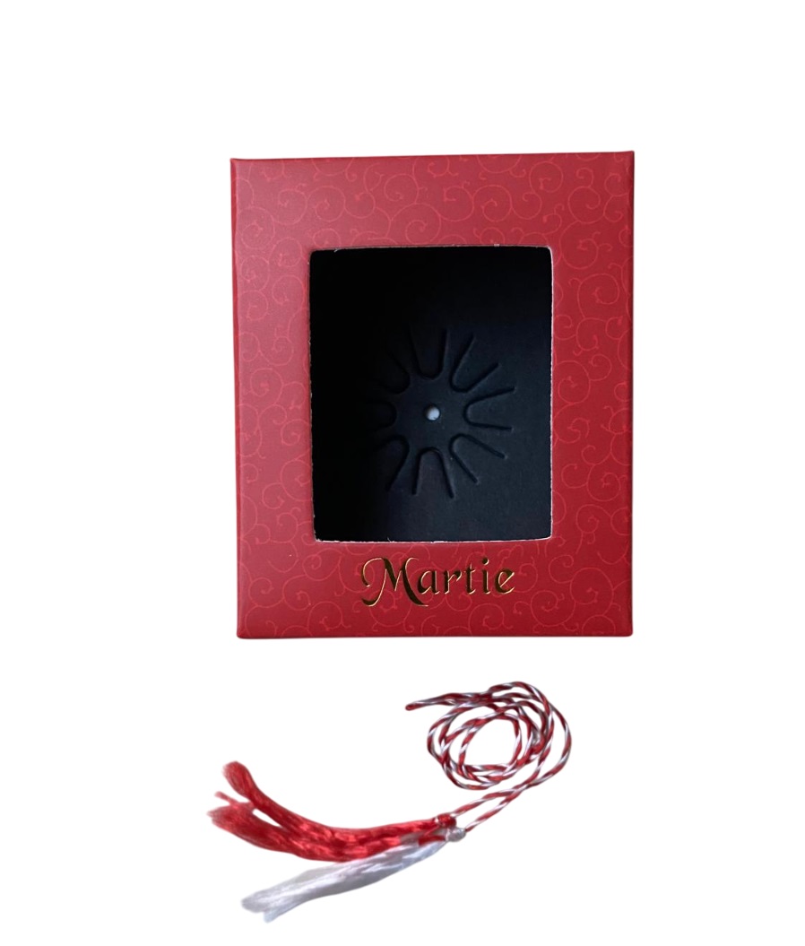Cutie din carton rosu, cu fereastra, cu passepartout din carton negru si snur de martisor, Martie