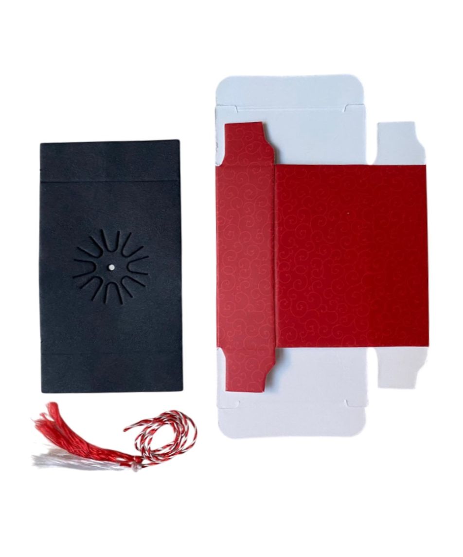 Cutie din carton rosu, cu fereastra, cu passepartout din carton negru si snur de martisor, Martie - imagine 7