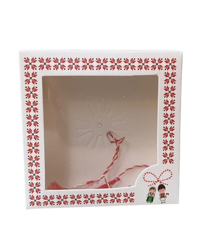 Cutie patrata din carton alb cu model popular, cu fereastra cu folie din plastic, cu passepartout din carton alb si snur de martisor