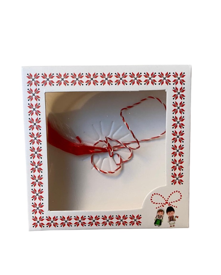 Cutie patrata din carton alb cu model popular, cu fereastra cu folie din plastic, cu passepartout din carton alb si snur de martisor - imagine 2