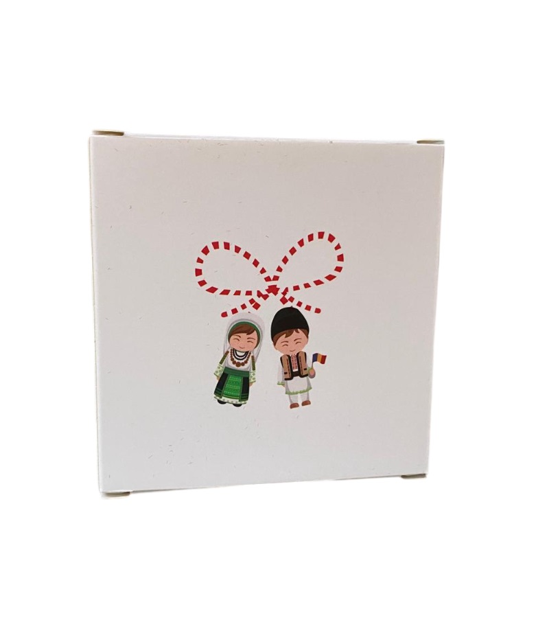 Cutie patrata din carton alb cu model popular, cu fereastra cu folie din plastic, cu passepartout din carton alb si snur de martisor - imagine 7
