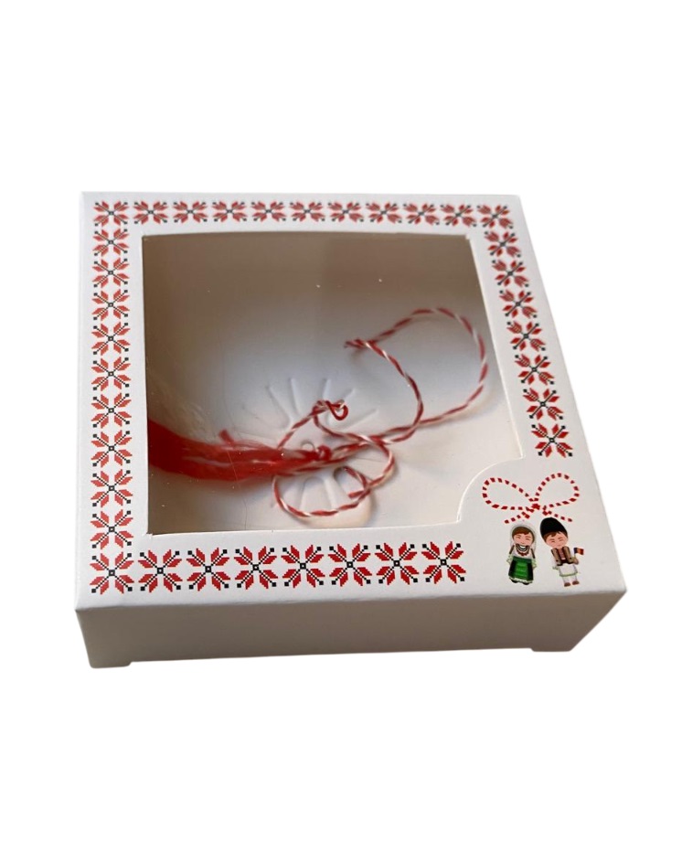 Cutie patrata din carton alb cu model popular, cu fereastra cu folie din plastic, cu passepartout din carton alb si snur de martisor - imagine 5