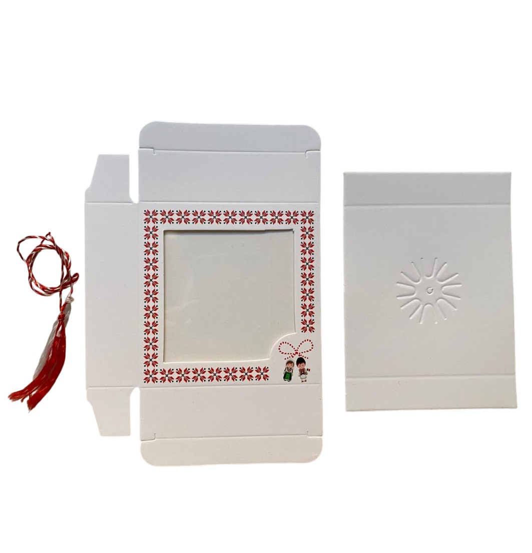 Cutie patrata din carton alb cu model popular, cu fereastra cu folie din plastic, cu passepartout din carton alb si snur de martisor - imagine 8