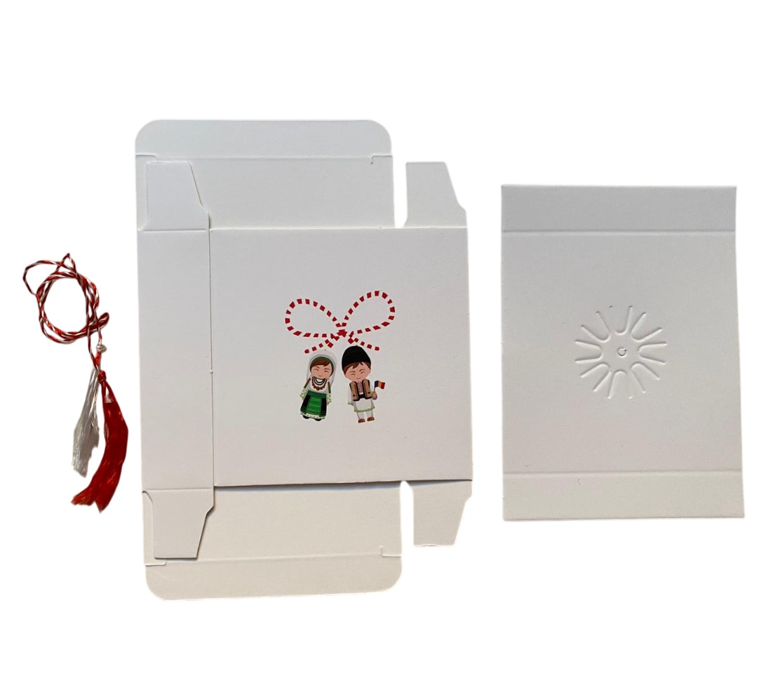 Cutie patrata din carton alb cu model popular, cu fereastra cu folie din plastic, cu passepartout din carton alb si snur de martisor - imagine 9