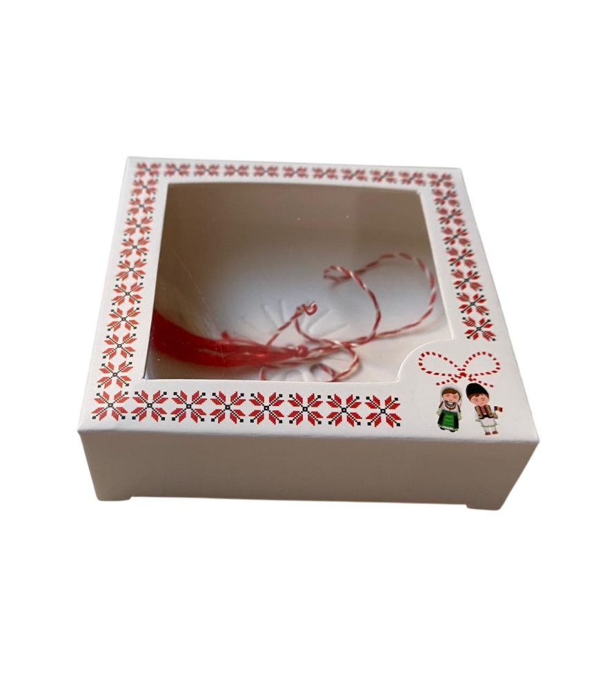 Cutie patrata din carton alb cu model popular, cu fereastra cu folie din plastic, cu passepartout din carton alb si snur de martisor - imagine 4