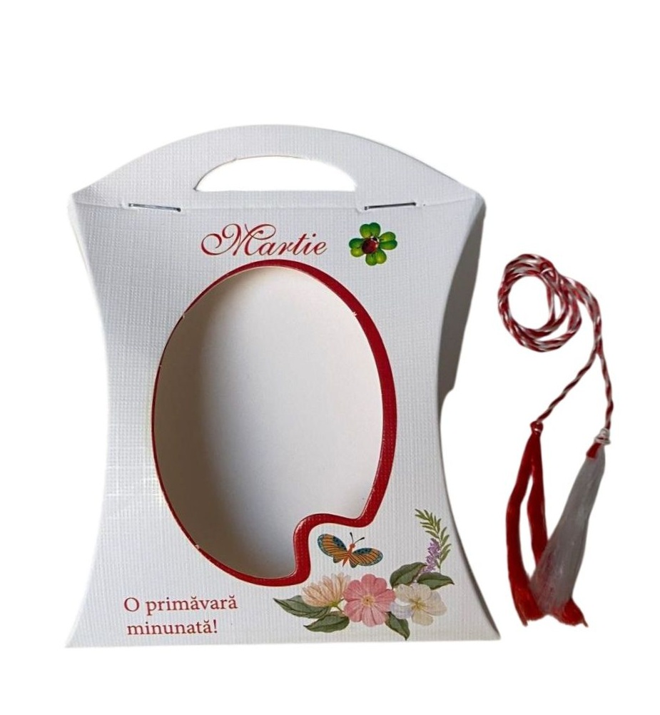 Cutie din carton cu motiv imprimat cu flori si fluture in colt dreapta, cu fereastra ovala si snur de martisor