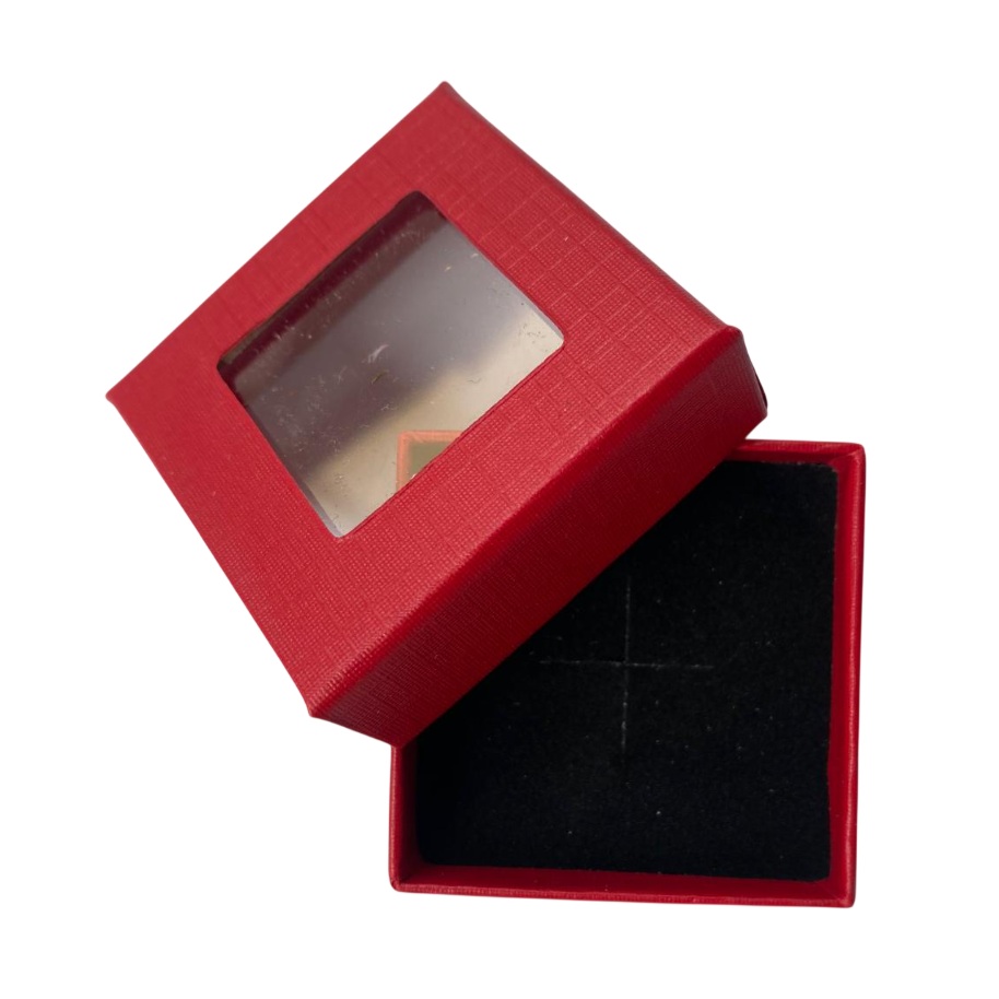 Cutie rosie patrata din carton hard core, cu capac cu fereastra plasatic transparent, pentru inele, brose, cercei, 4,3 x 4,3 x 2 cm